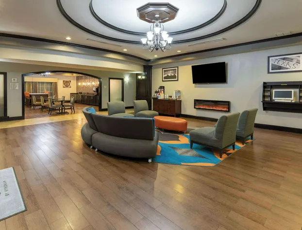 La Quinta Inn & Suites by Wyndham Fort Worth - Lake Worth hotel detail image 4