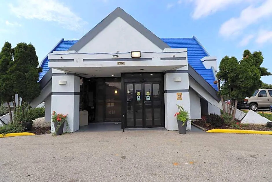 Travelodge by Wyndham Milwaukee hotel hero