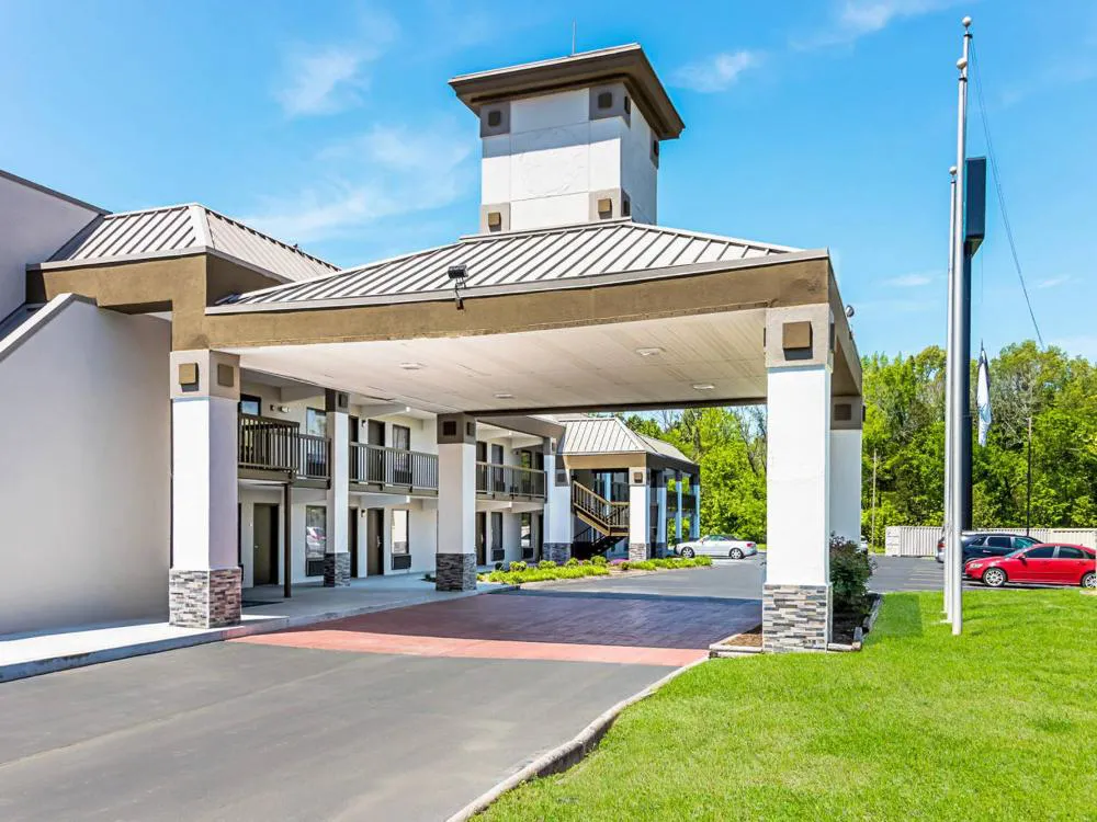 Farragut Inn & Suites hotel hero