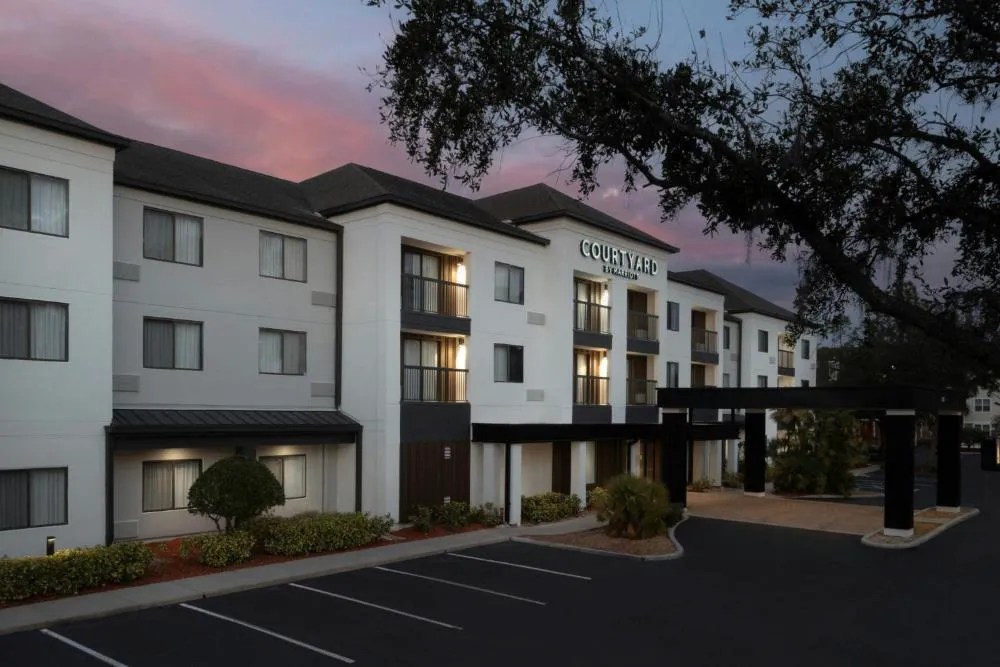 Courtyard by Marriott Lakeland hotel hero