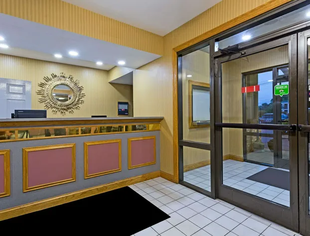 Super 8 by Wyndham Franklin Hwy 31 hotel detail image 2