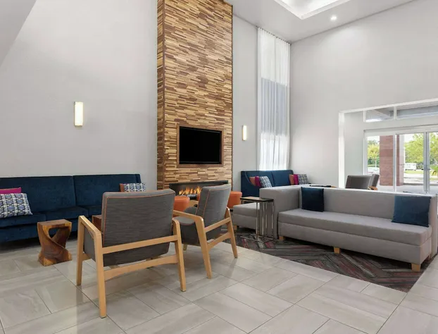 La Quinta Inn & Suites by Wyndham Ft. Pierce hotel detail image 3