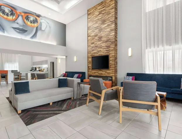 La Quinta Inn & Suites by Wyndham Ft. Pierce hotel detail image 4