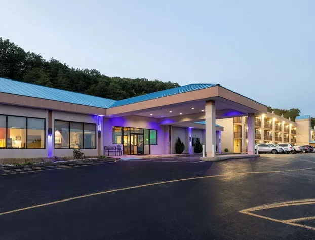 Howard Johnson Hotel & Conference Center by Wyndham Salem hotel detail image 1