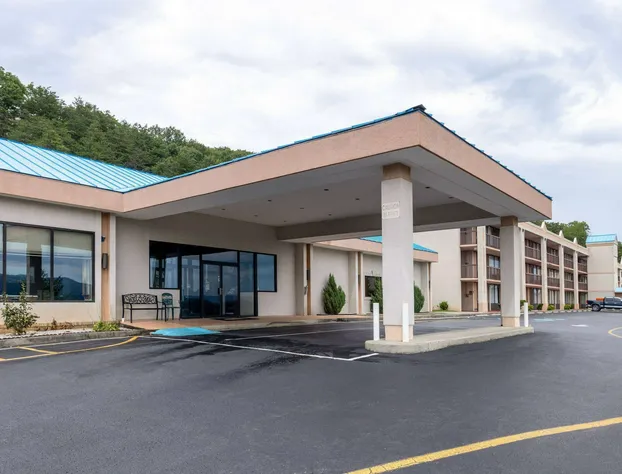 Howard Johnson Hotel & Conference Center by Wyndham Salem hotel detail image 2