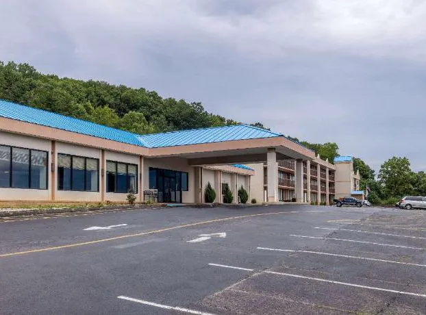 Howard Johnson Hotel & Conference Center by Wyndham Salem hotel detail image 1