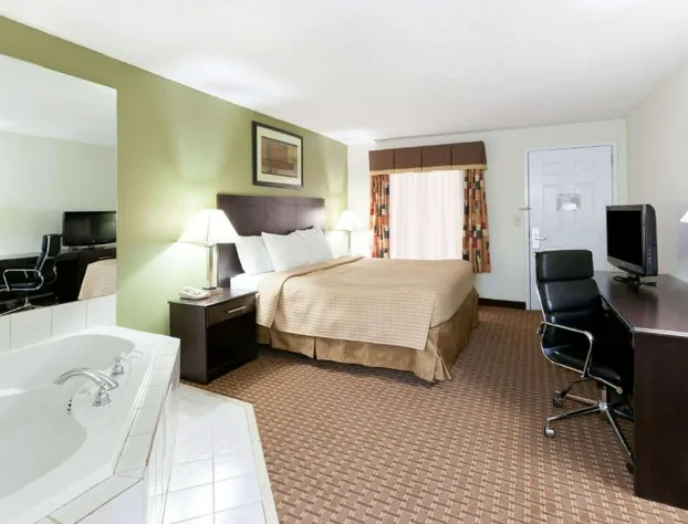 Super 8 by Wyndham Decatur/Dntn/Atlanta Area hotel detail image 4