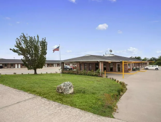 Super 8 by Wyndham Henryetta hotel detail image 3