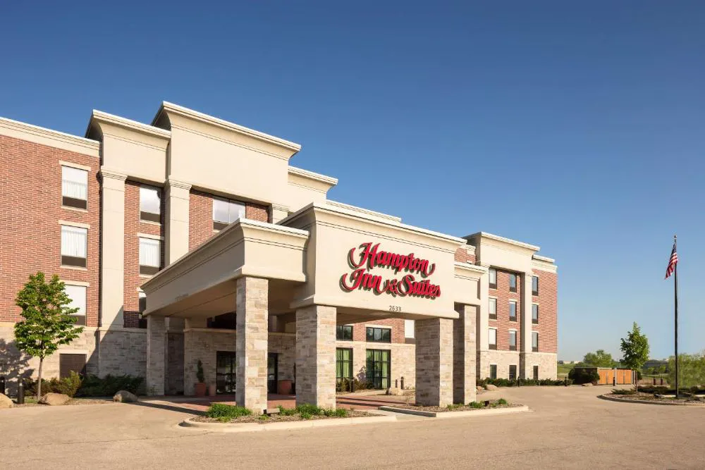 Hampton Inn & Suites Grafton hotel hero