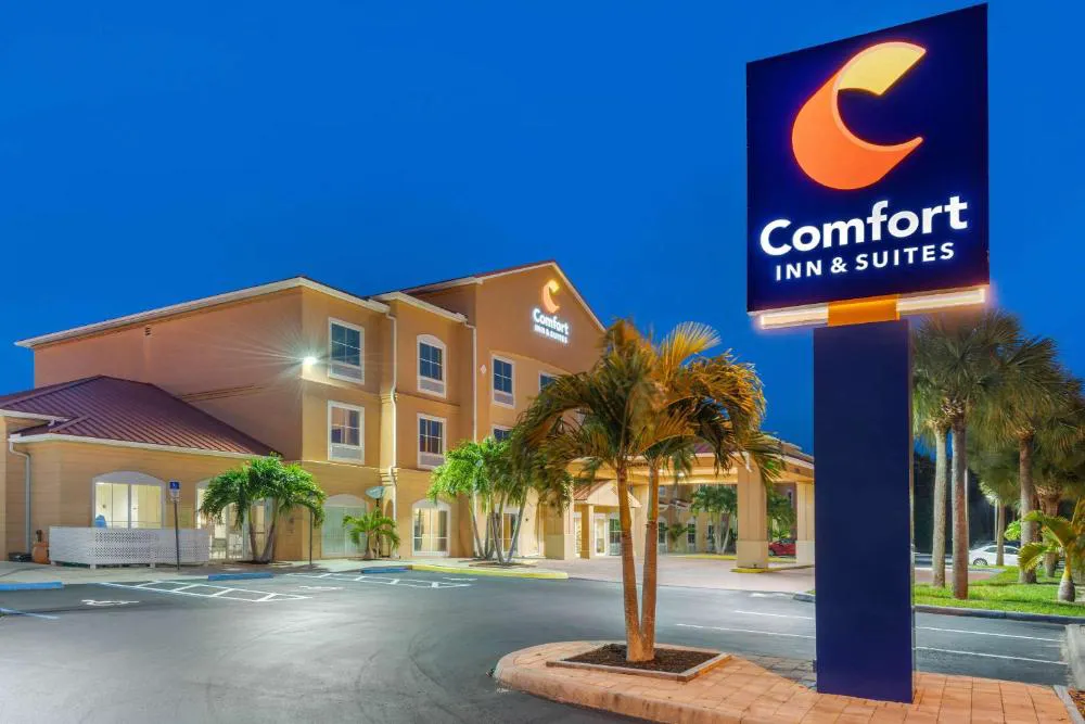 Comfort Inn & Suites Fort Myers Airport hotel hero