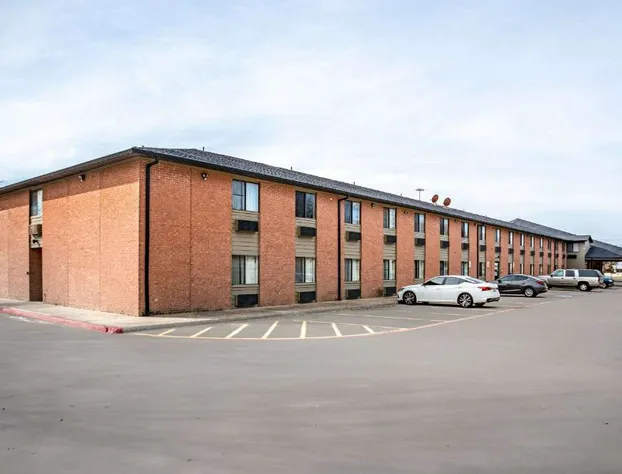 Econo Lodge Inn & Suites hotel detail image 1