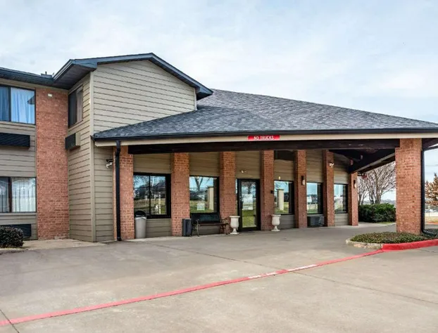 Econo Lodge Inn & Suites hotel detail image 2