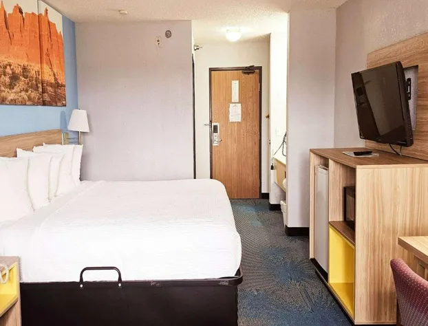 Days Inn by Wyndham Ozark Springfield hotel detail image 3