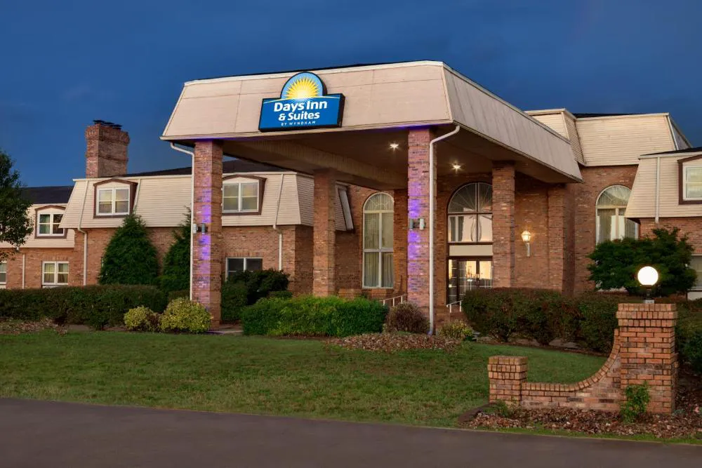 Days Inn and Suites by Wyndham Sikeston hotel hero