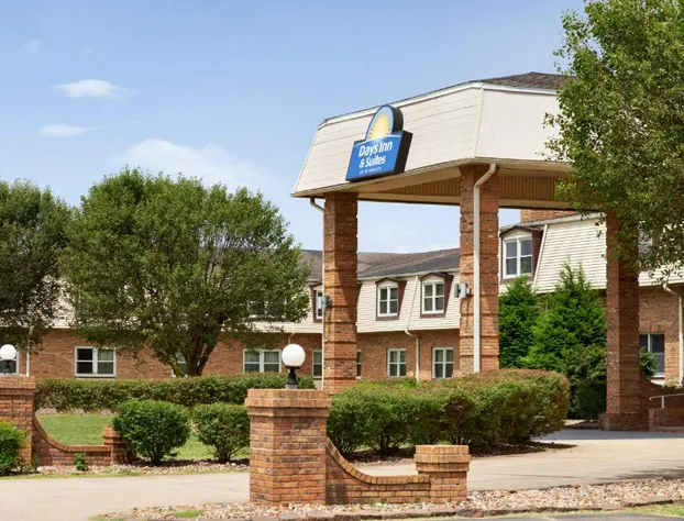 Days Inn and Suites by Wyndham Sikeston hotel detail image 1