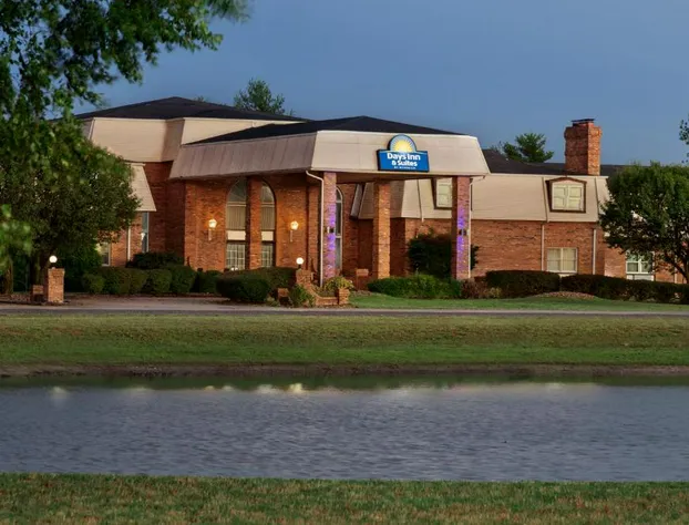 Days Inn and Suites by Wyndham Sikeston hotel detail image 2