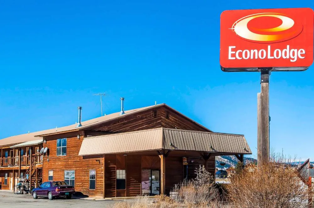 Econo Lodge Eagle Nest hotel hero