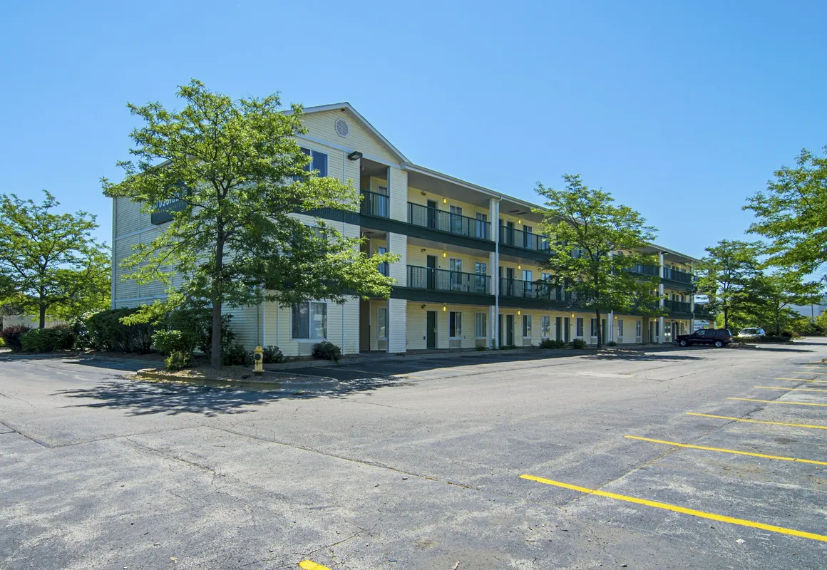 HomeTowne Studios by Red Roof Chicago - Waukegan hotel hero