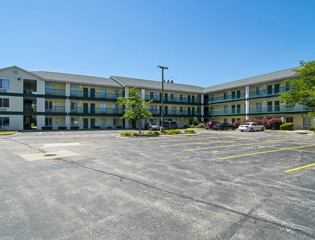 HomeTowne Studios by Red Roof Chicago - Waukegan hotel detail image 1