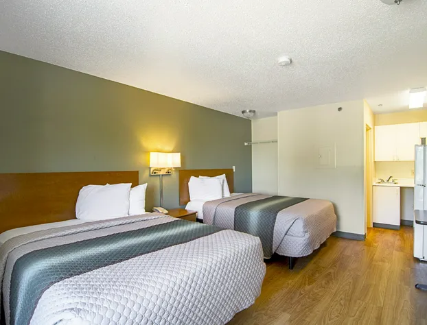 HomeTowne Studios by Red Roof Chicago - Waukegan hotel detail image 3