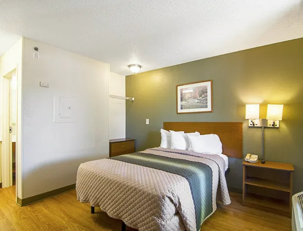 HomeTowne Studios by Red Roof Chicago - Waukegan hotel detail image 4