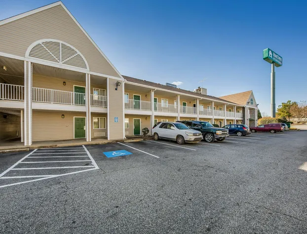 HomeTowne Studios by Red Roof Spartanburg - Asheville Highway hotel detail image 1