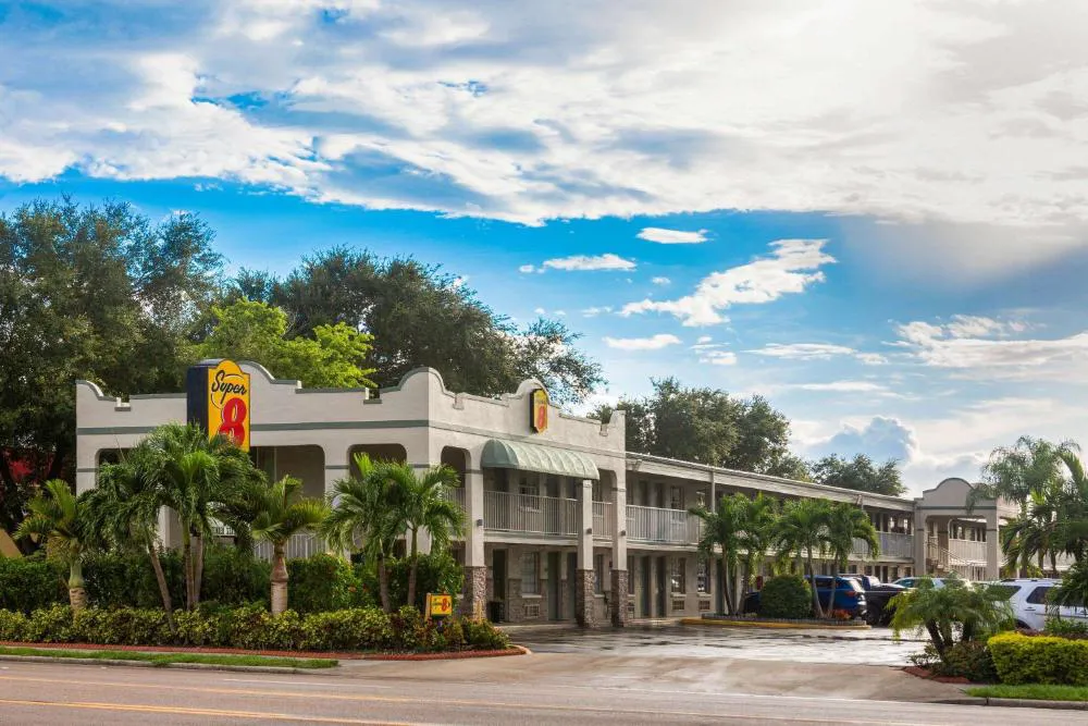 Super 8 by Wyndham Bradenton Sarasota Area hotel hero