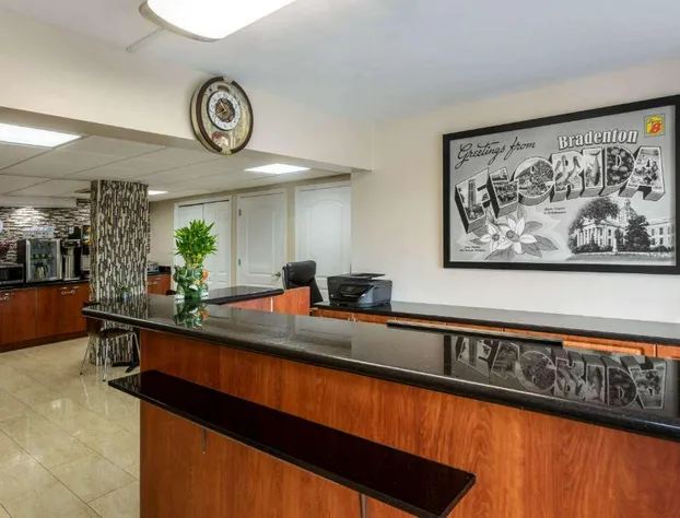 Super 8 by Wyndham Bradenton Sarasota Area hotel detail image 2