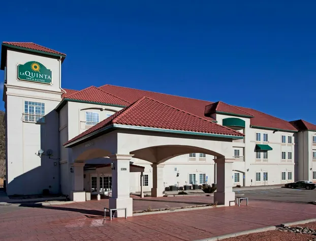 La Quinta Inn & Suites by Wyndham Ruidoso Downs hotel detail image 1