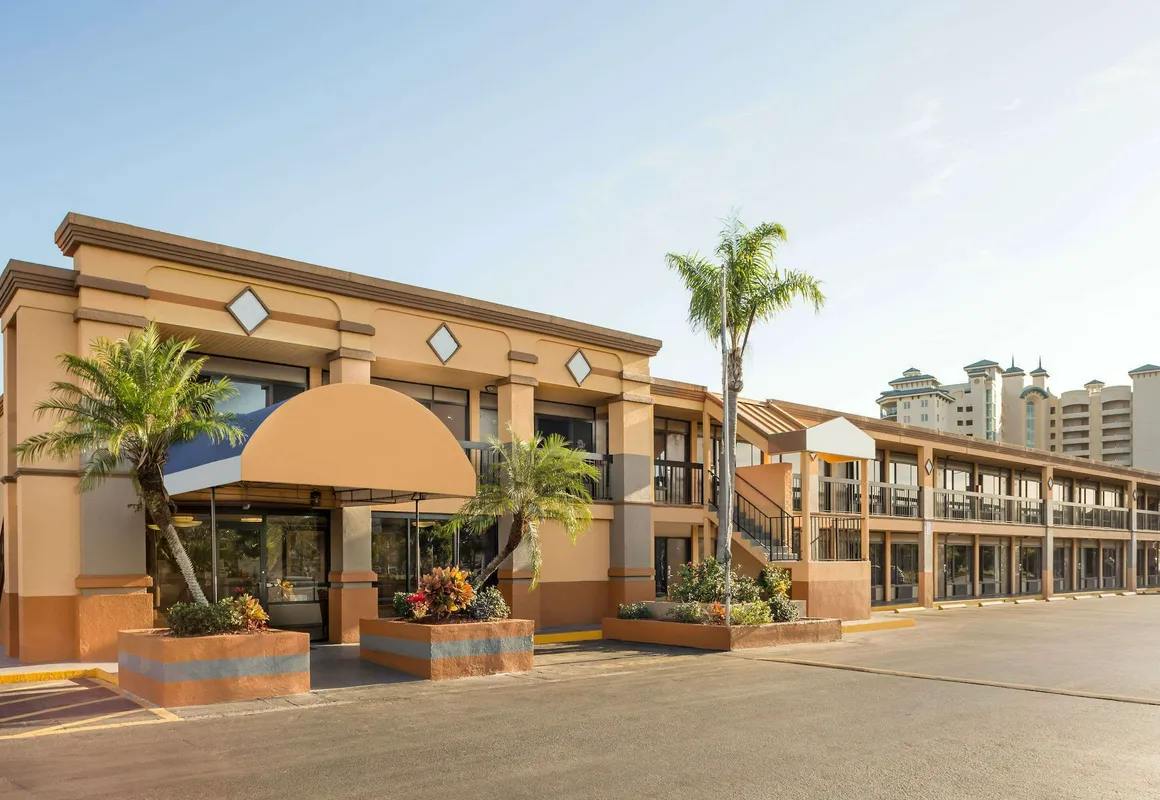 Travelodge by Wyndham Fort Myers North hotel hero