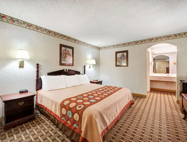 Super 8 by Wyndham Dallas South hotel detail image 4