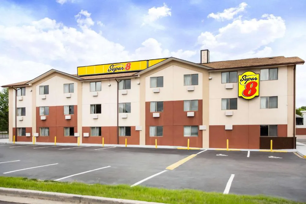 Super 8 by Wyndham Chester/Richmond Area hotel hero