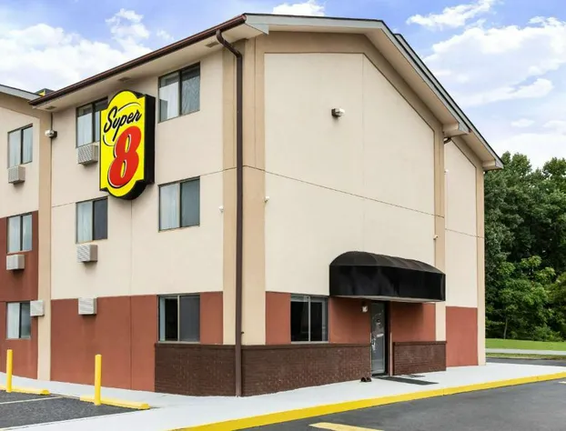 Super 8 by Wyndham Chester/Richmond Area hotel detail image 1