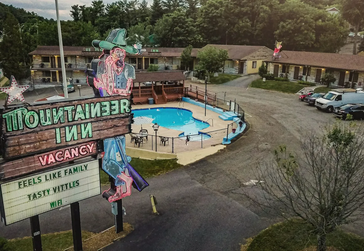 The Mountaineer Inn hotel hero