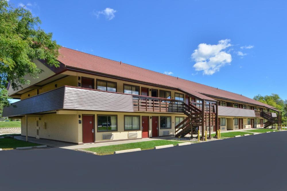 Red Roof Inn Milwaukee Airport hotel hero