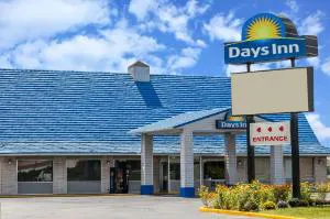 Days Inn by Wyndham Seymour hotel hero