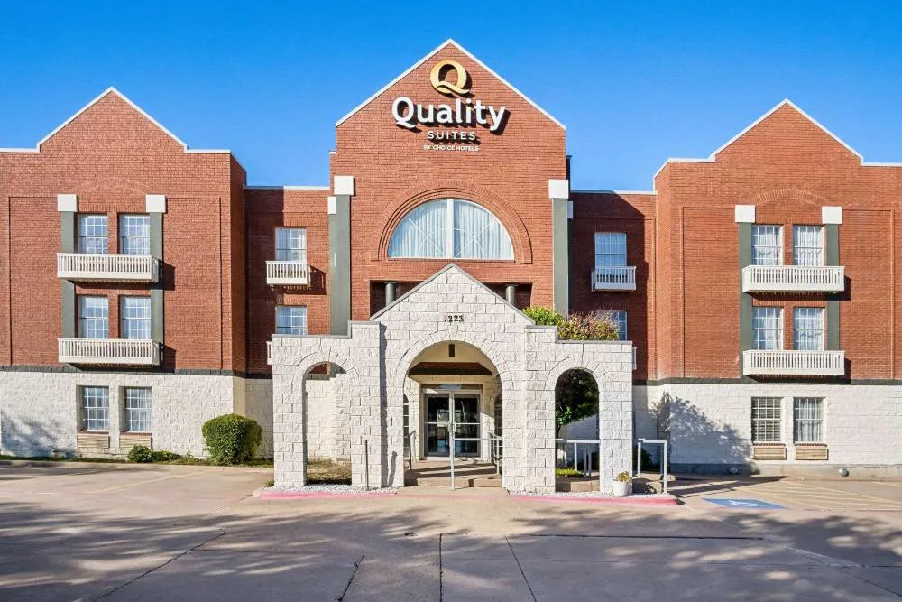 Quality Suites Irving-Las Colinas hotel hero