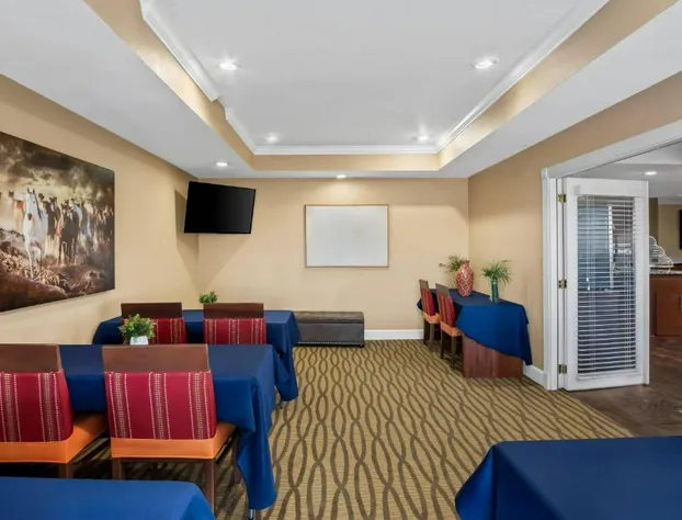 Quality Suites Irving-Las Colinas hotel detail image 4