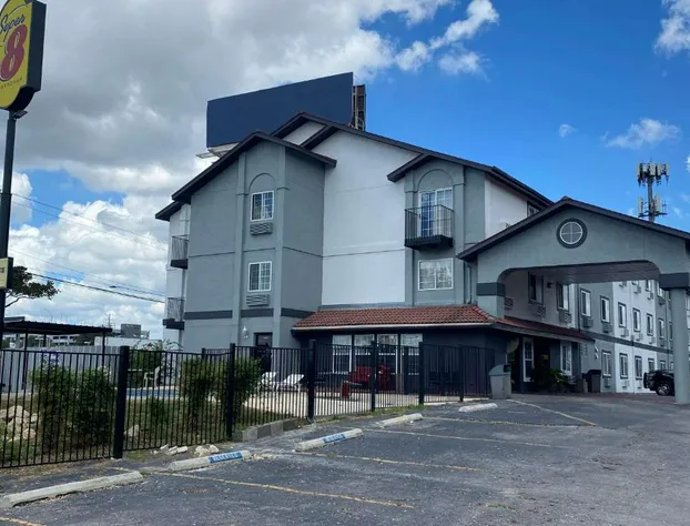 Super 8 by Wyndham San Antonio/Fiesta hotel detail image 4