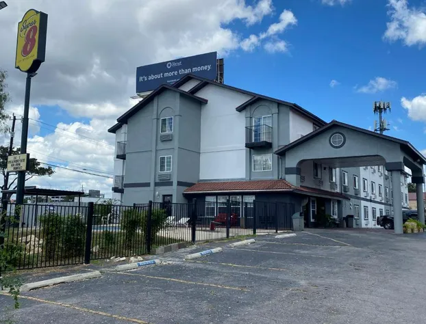 Super 8 by Wyndham San Antonio/Fiesta hotel detail image 3