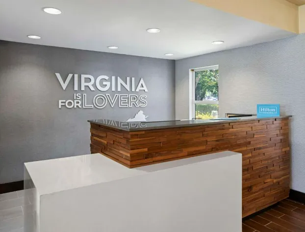 Hampton Inn & Suites Newport News (Oyster Point) hotel detail image 2