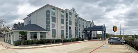 Super 8 by Wyndham San Antonio/Alamodome Area hotel detail image 1