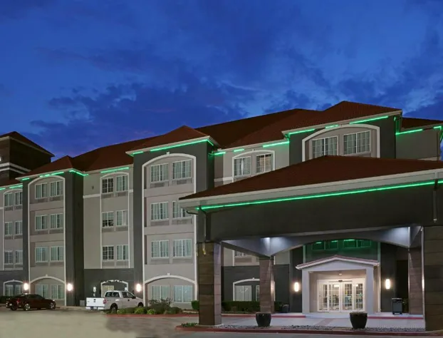 La Quinta Inn & Suites by Wyndham Fort Worth Arlington West hotel detail image 1