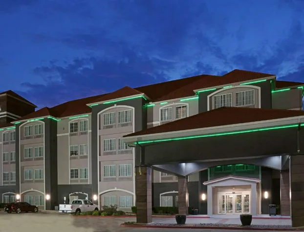 La Quinta Inn & Suites by Wyndham Fort Worth Arlington West hotel detail image 1