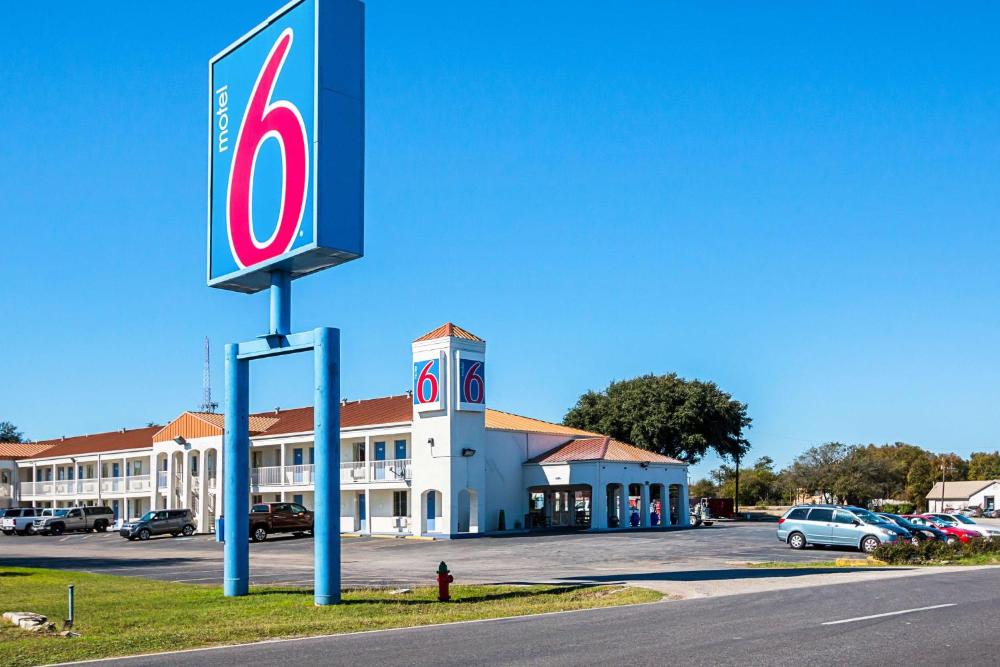 Motel 6 Round Rock, TX hotel hero