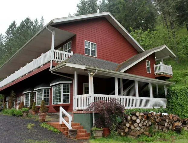 Hearthstone Elegant Lodge by the River hotel detail image 3