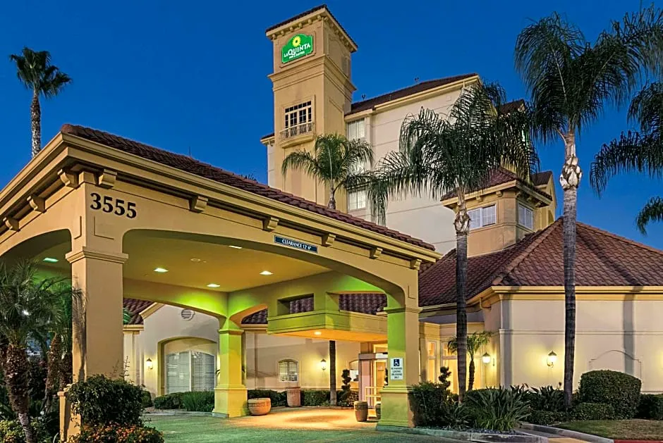 La Quinta Inn & Suites by Wyndham Ontario Airport hotel hero