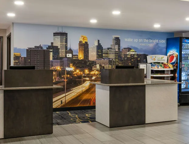 La Quinta Inn & Suites by Wyndham Minneapolis-Minnetonka hotel detail image 3