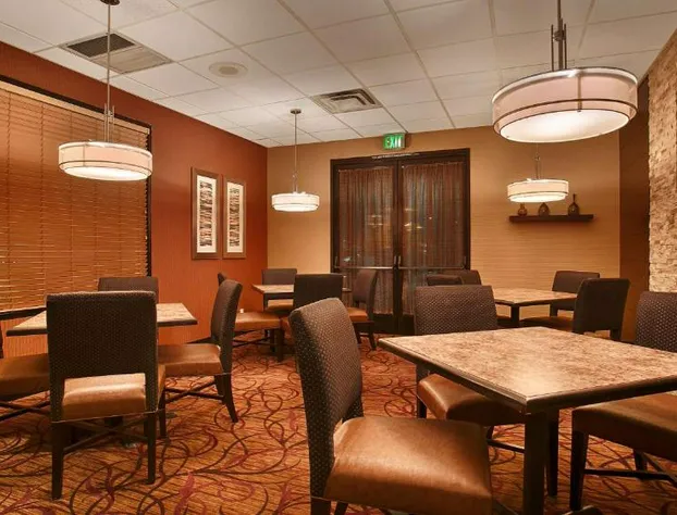 Hotel d’Lins Ontario Airport hotel detail image 2