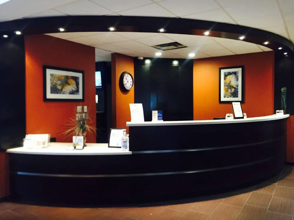 Hotel d’Lins Ontario Airport hotel hero